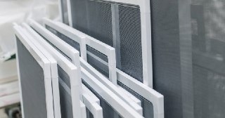 Москитные сетки на пластиковые окна Сатка купить по цене от 945 руб.